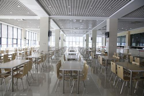 企業(yè)食堂承包給專業(yè)公司和自我管理有利有弊？